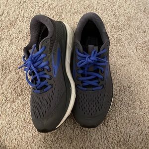 Brooks Size 7.5 Tennis Shoes